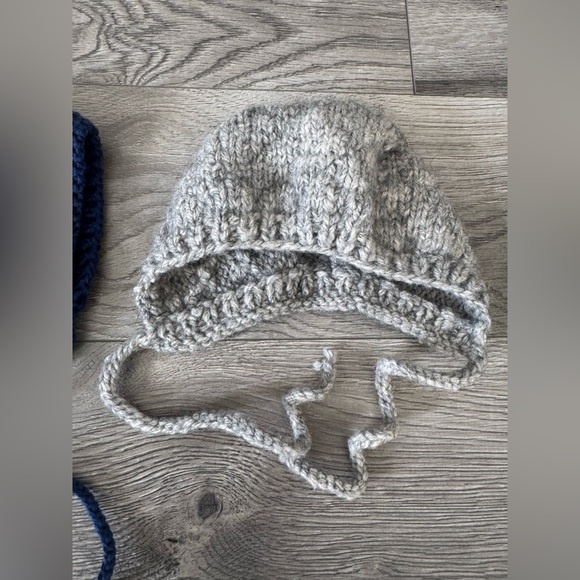 Set of 3 Knitted Bonnets - Picture 3 of 12